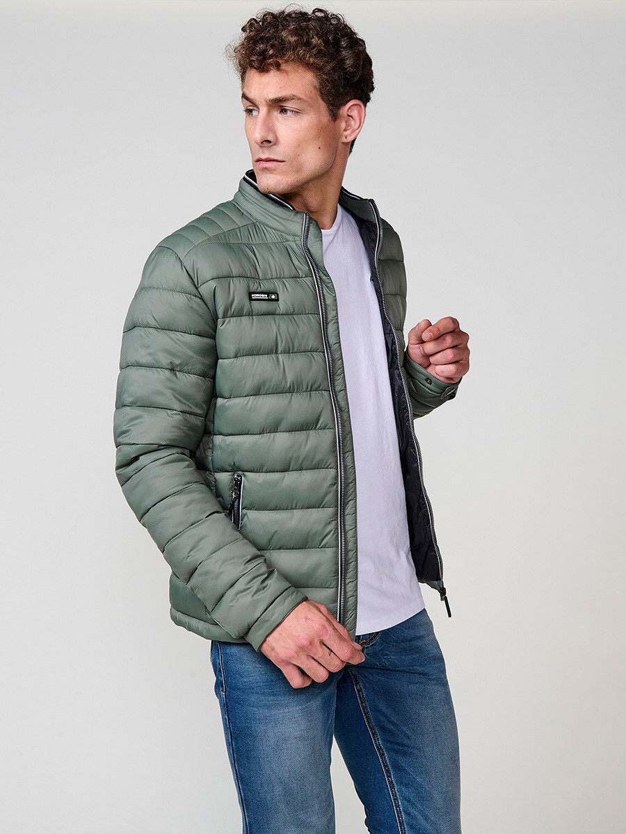 Cazadora acolchada de hombre en color verde, con cuello redondo alto y cierre delantero de cremallera. Confeccionada en 100% poliamida.