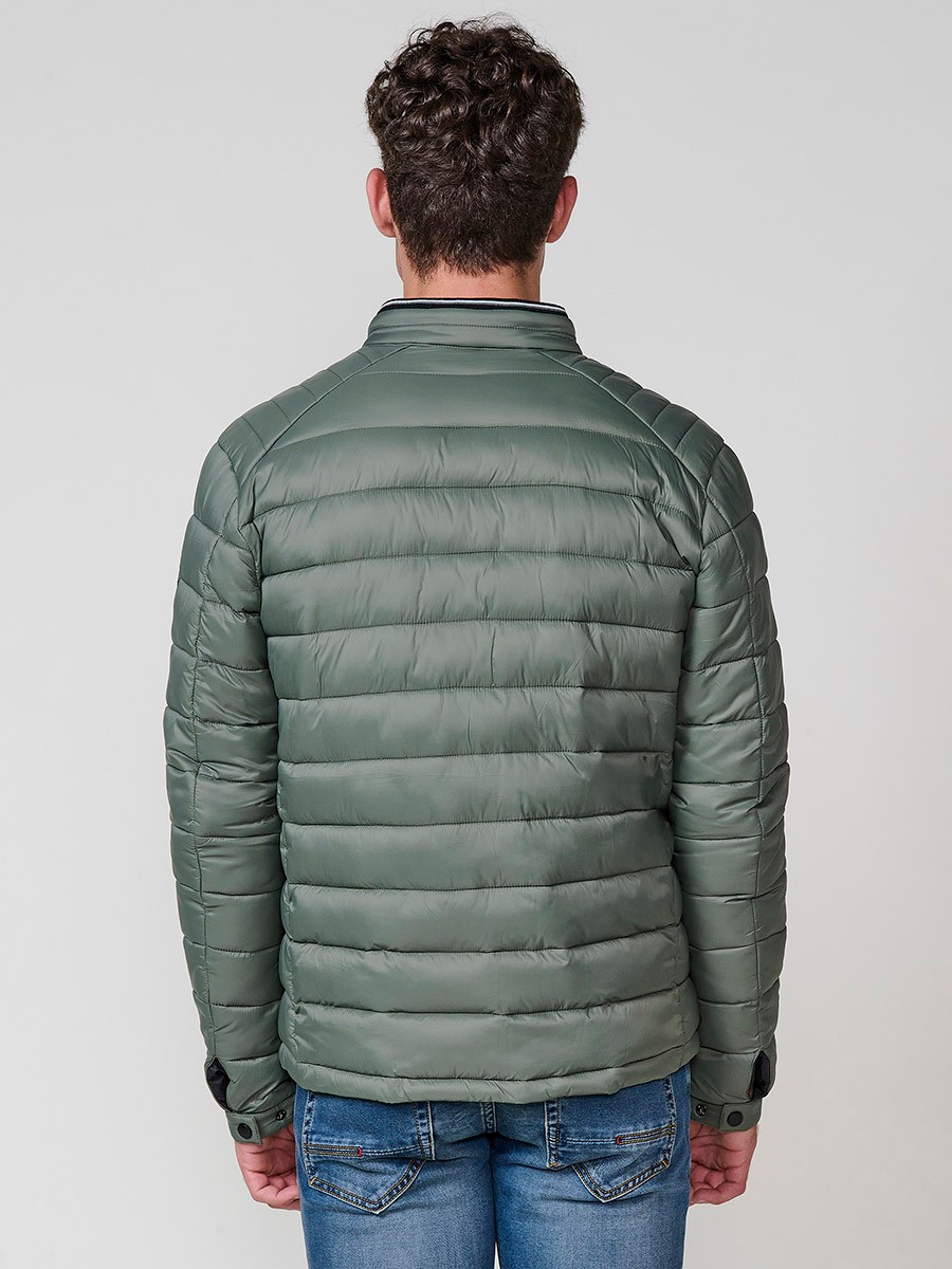 Cazadora acolchada de hombre en color verde, con cuello redondo alto y cierre delantero de cremallera. Confeccionada en 100% poliamida.