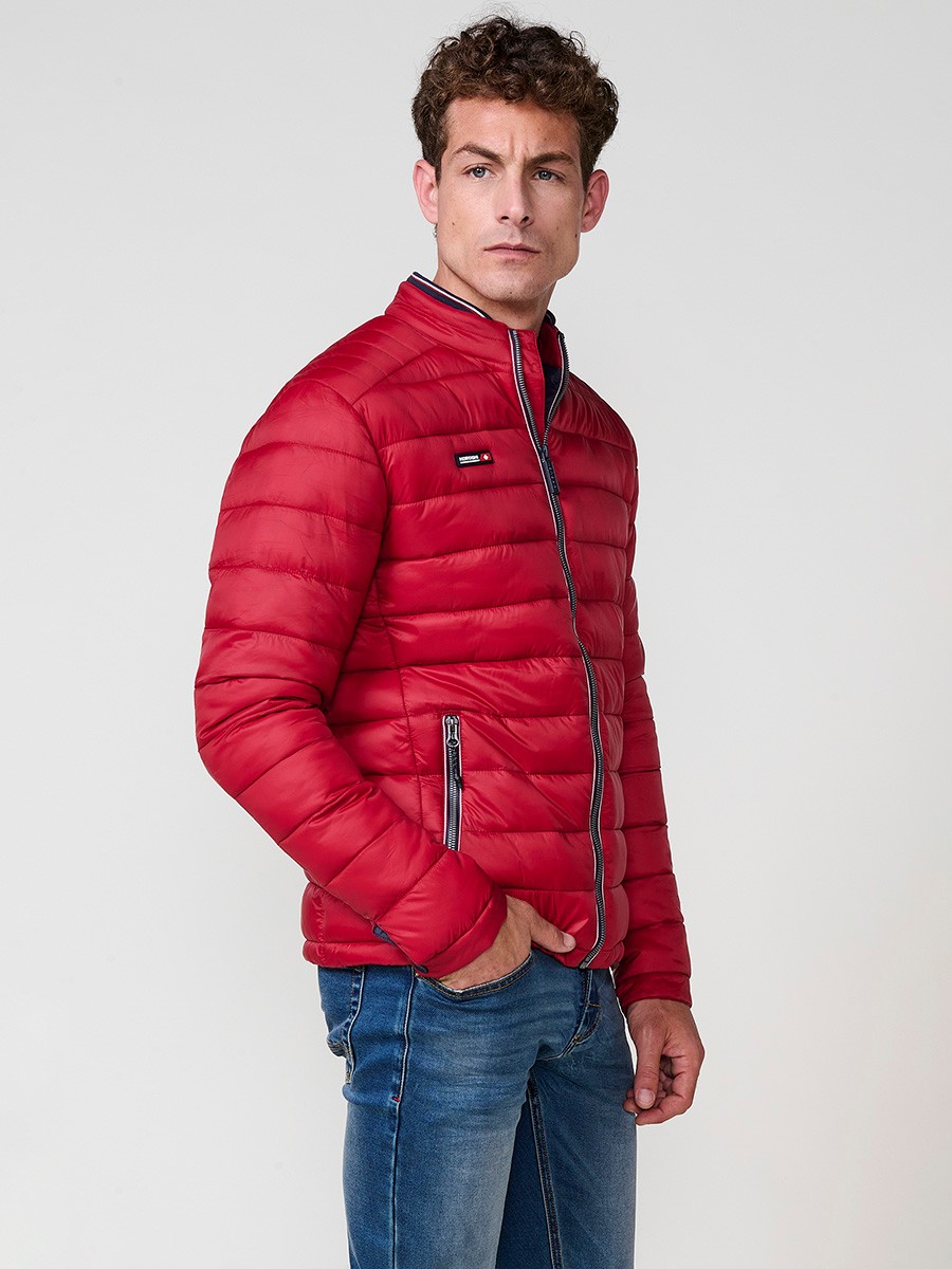 Rote Herren-Steppjacke mit hohem Rundkragen und Reißverschluss. Aus 100% Polyamid gefertigt.