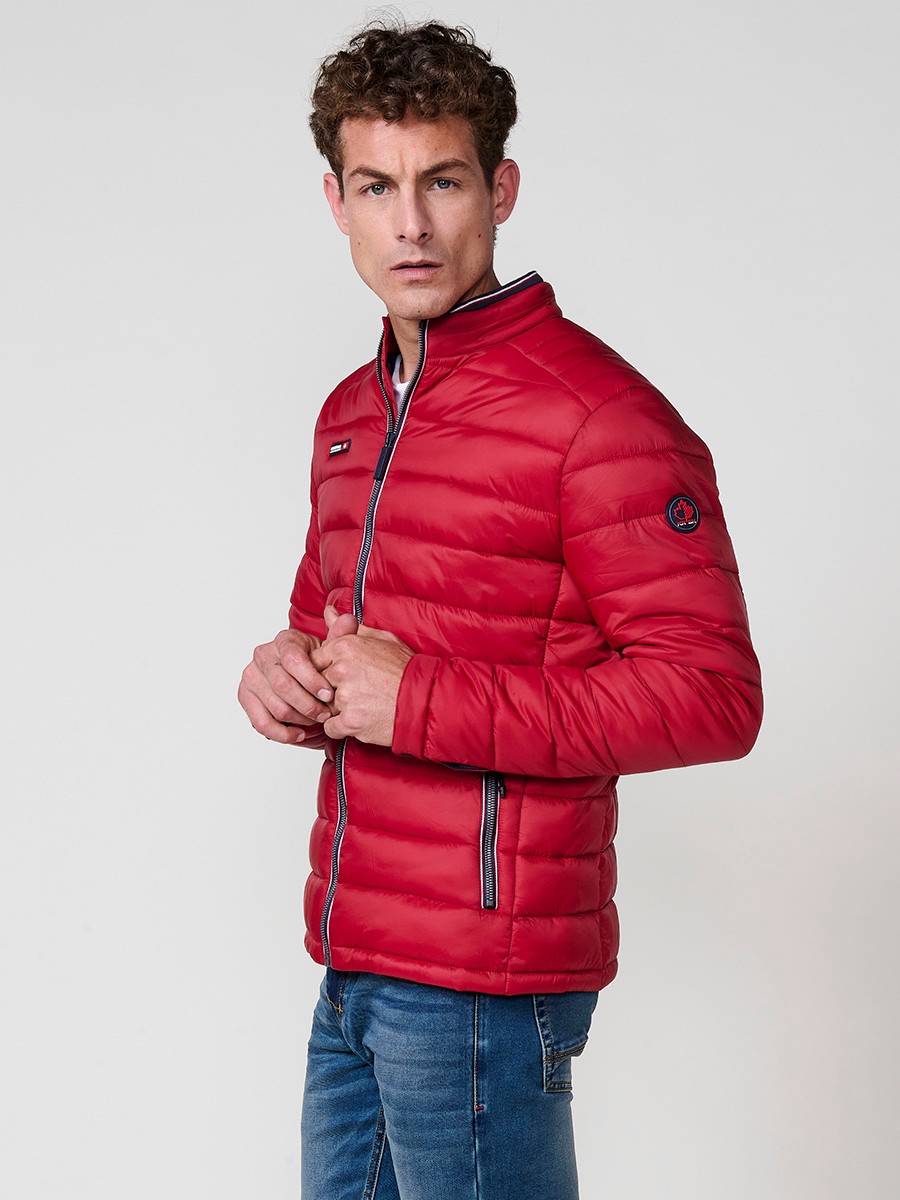Rote Herren-Steppjacke mit hohem Rundkragen und Reißverschluss. Aus 100% Polyamid gefertigt.
