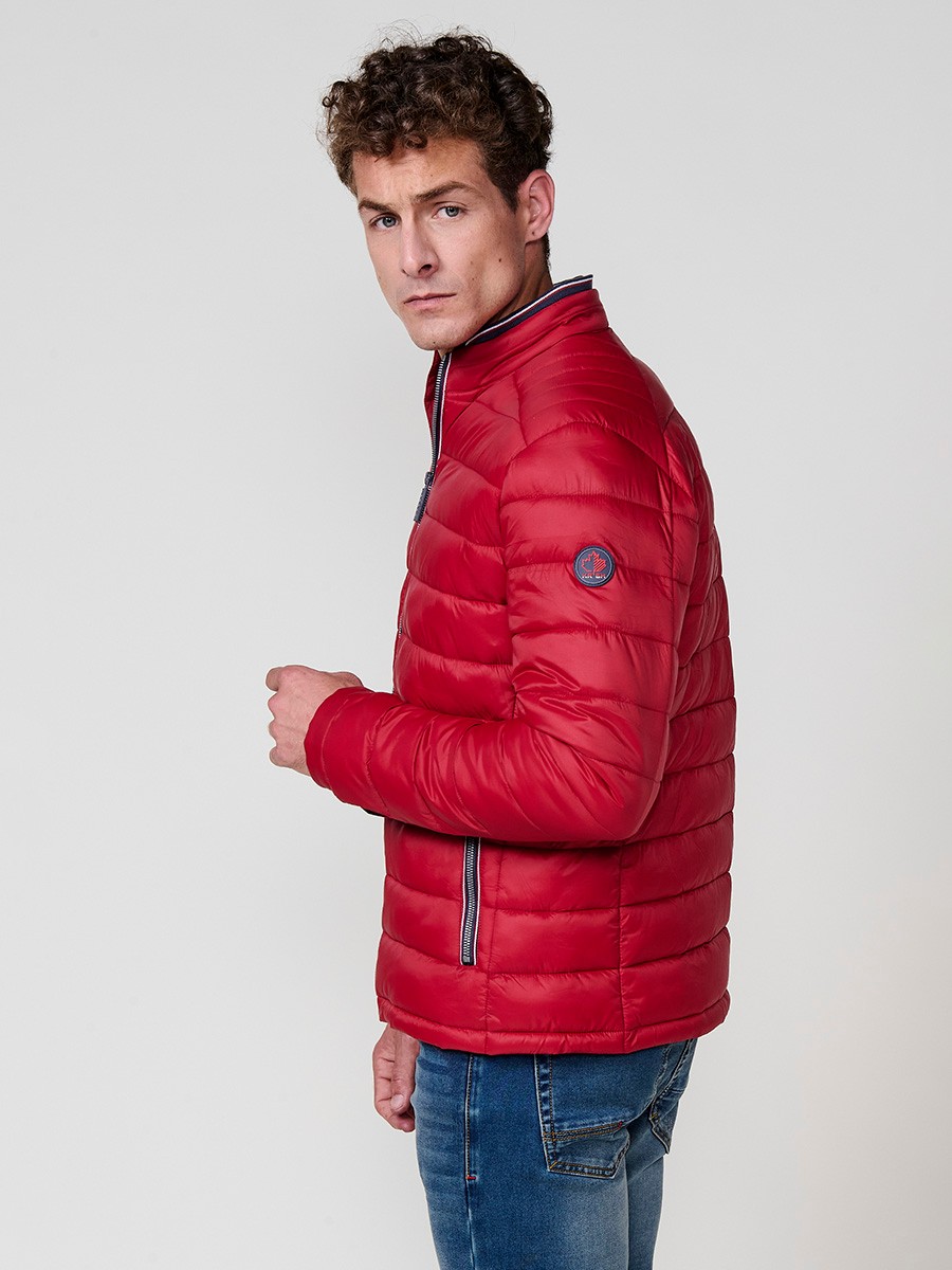 Rote Herren-Steppjacke mit hohem Rundkragen und Reißverschluss. Aus 100% Polyamid gefertigt.