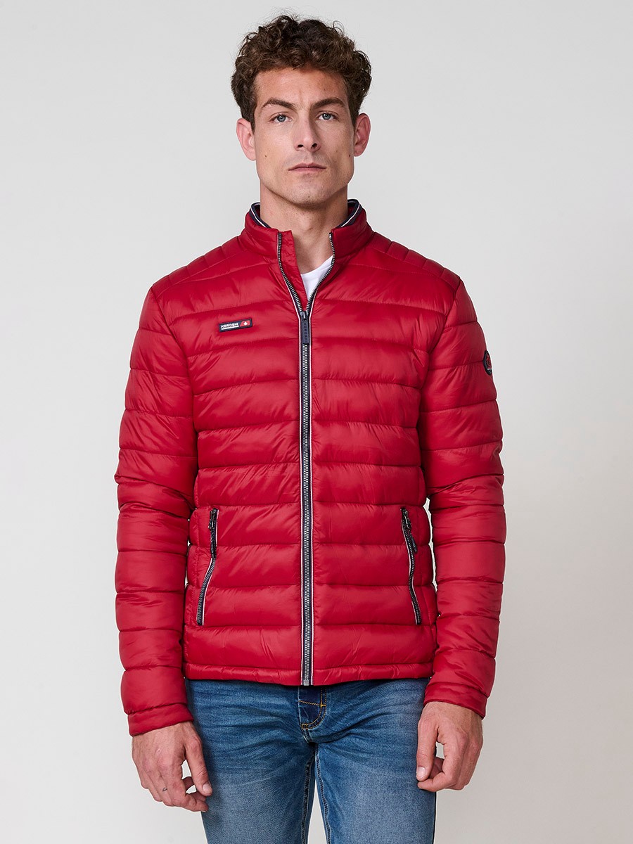 Rote Herren-Steppjacke mit hohem Rundkragen und Reißverschluss. Aus 100% Polyamid gefertigt.