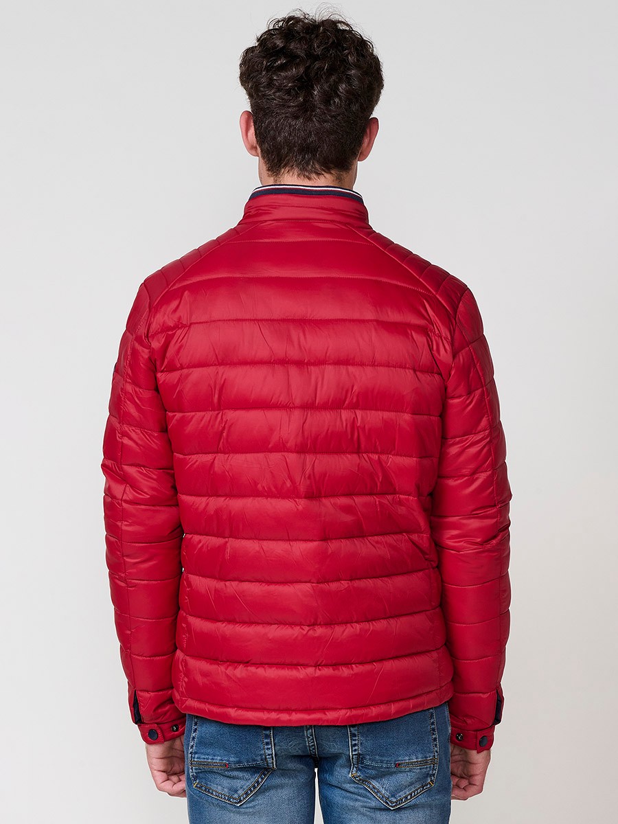 Rote Herren-Steppjacke mit hohem Rundkragen und Reißverschluss. Aus 100% Polyamid gefertigt.