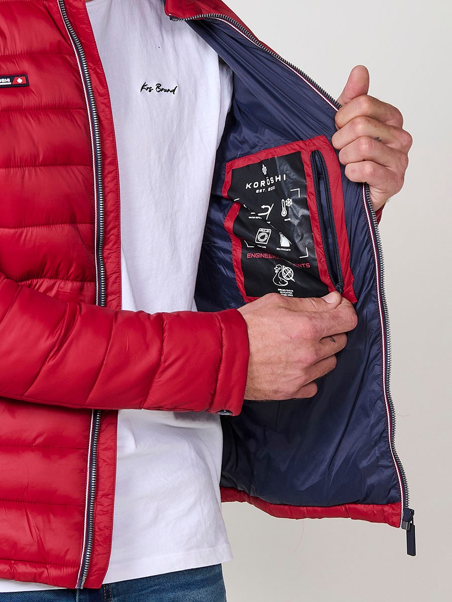 Rote Herren-Steppjacke mit hohem Rundkragen und Reißverschluss. Aus 100% Polyamid gefertigt.