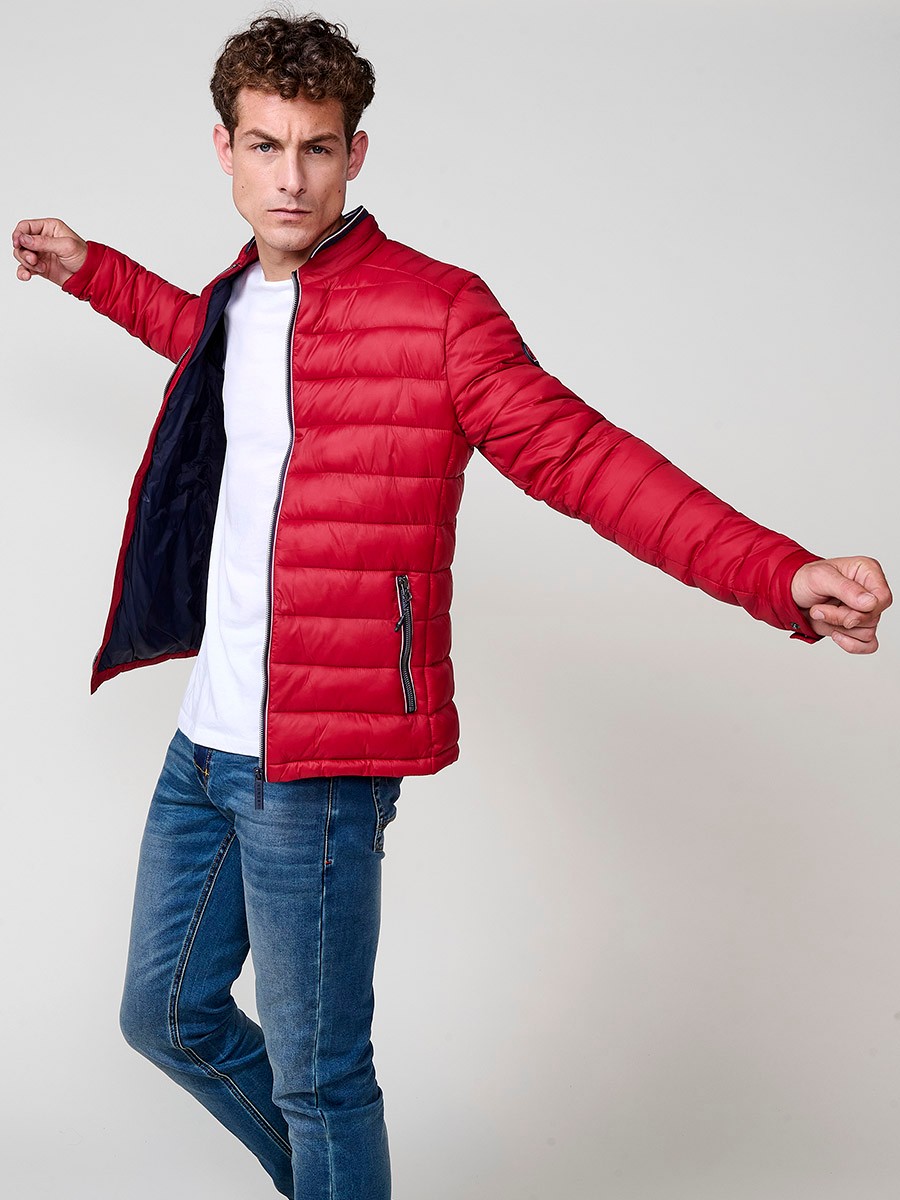 Rote Herren-Steppjacke mit hohem Rundkragen und Reißverschluss. Aus 100% Polyamid gefertigt.