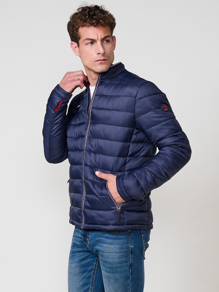 Cazadora acolchada de hombre en color navy, con cuello redondo alto y cierre delantero de cremallera. Confeccionada en 100% poliamida.