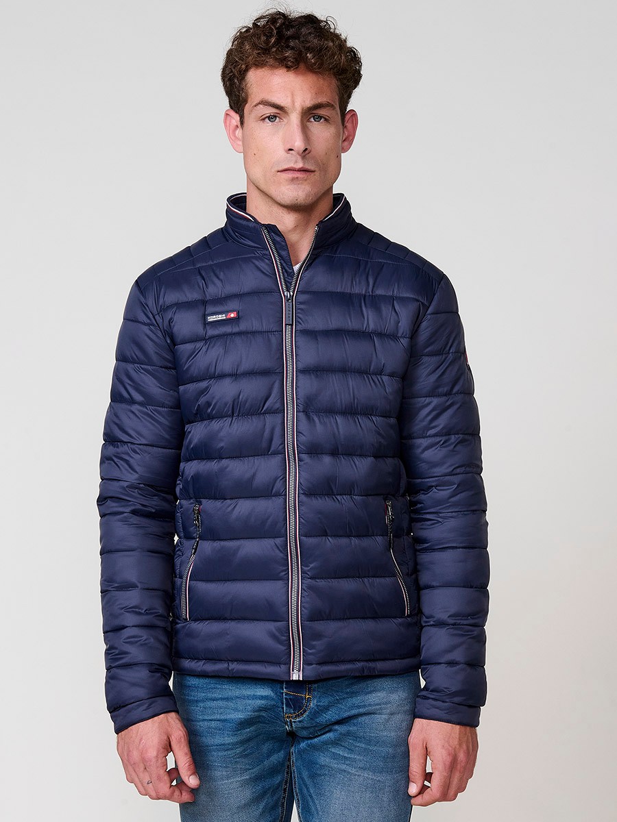 Cazadora acolchada de hombre en color navy, con cuello redondo alto y cierre delantero de cremallera. Confeccionada en 100% poliamida.