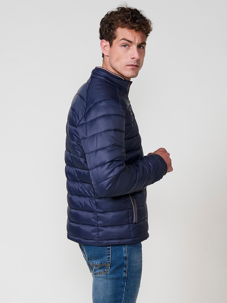 Cazadora acolchada de hombre en color navy, con cuello redondo alto y cierre delantero de cremallera. Confeccionada en 100% poliamida.