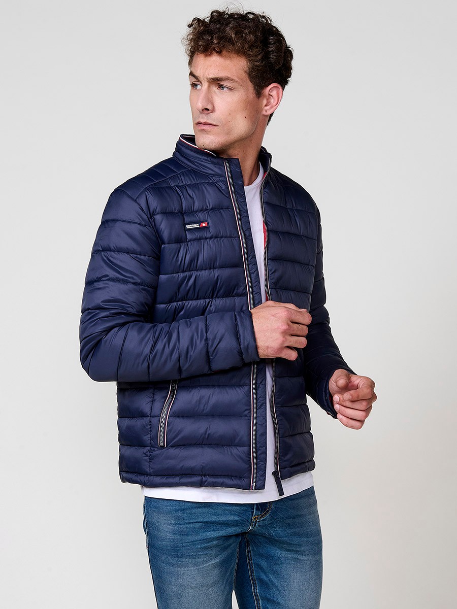 Cazadora acolchada de hombre en color navy, con cuello redondo alto y cierre delantero de cremallera. Confeccionada en 100% poliamida.