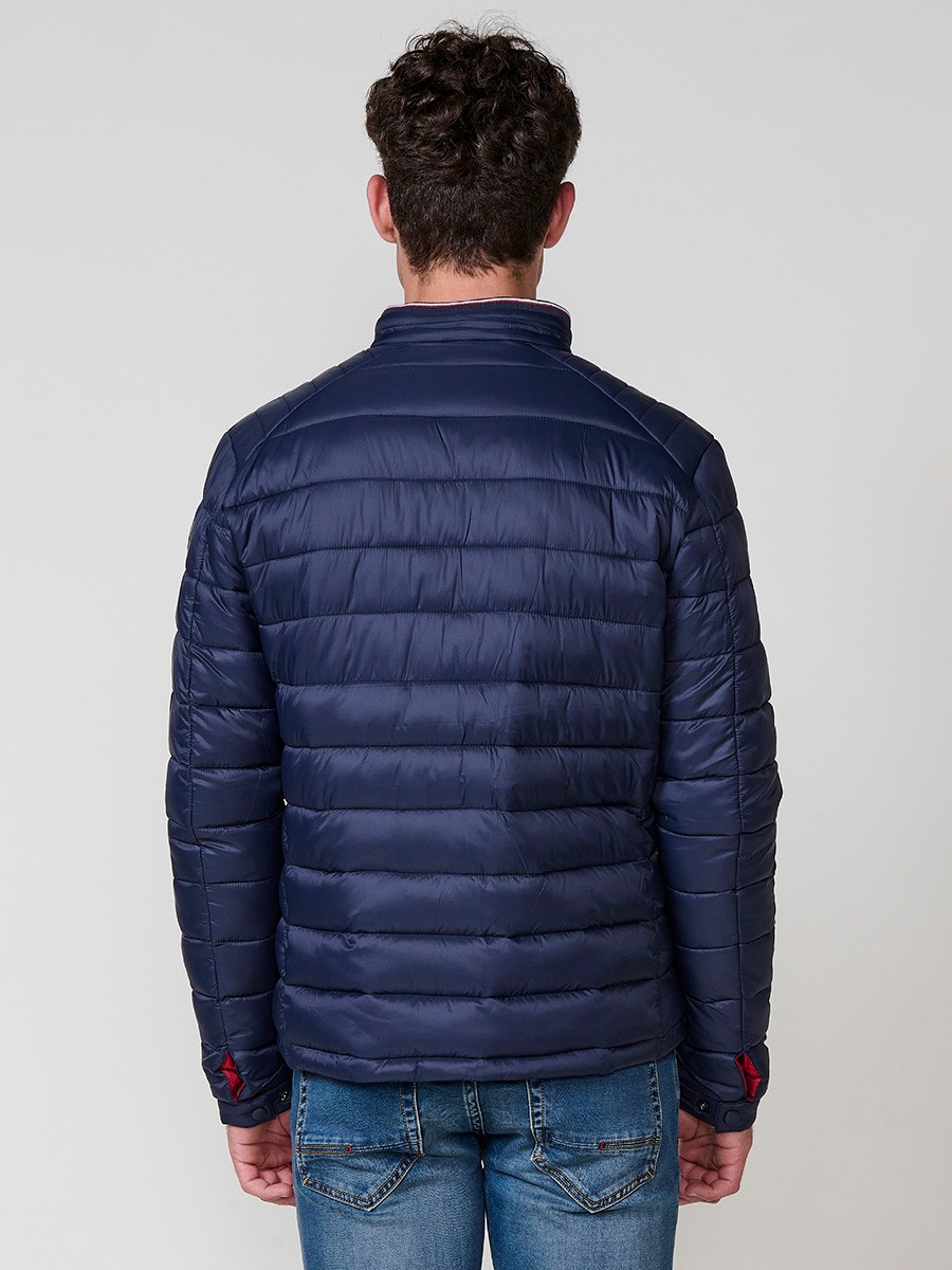 Cazadora acolchada de hombre en color navy, con cuello redondo alto y cierre delantero de cremallera. Confeccionada en 100% poliamida.