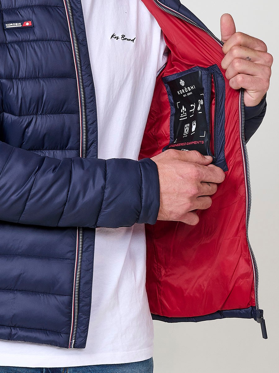 Cazadora acolchada de hombre en color navy, con cuello redondo alto y cierre delantero de cremallera. Confeccionada en 100% poliamida.