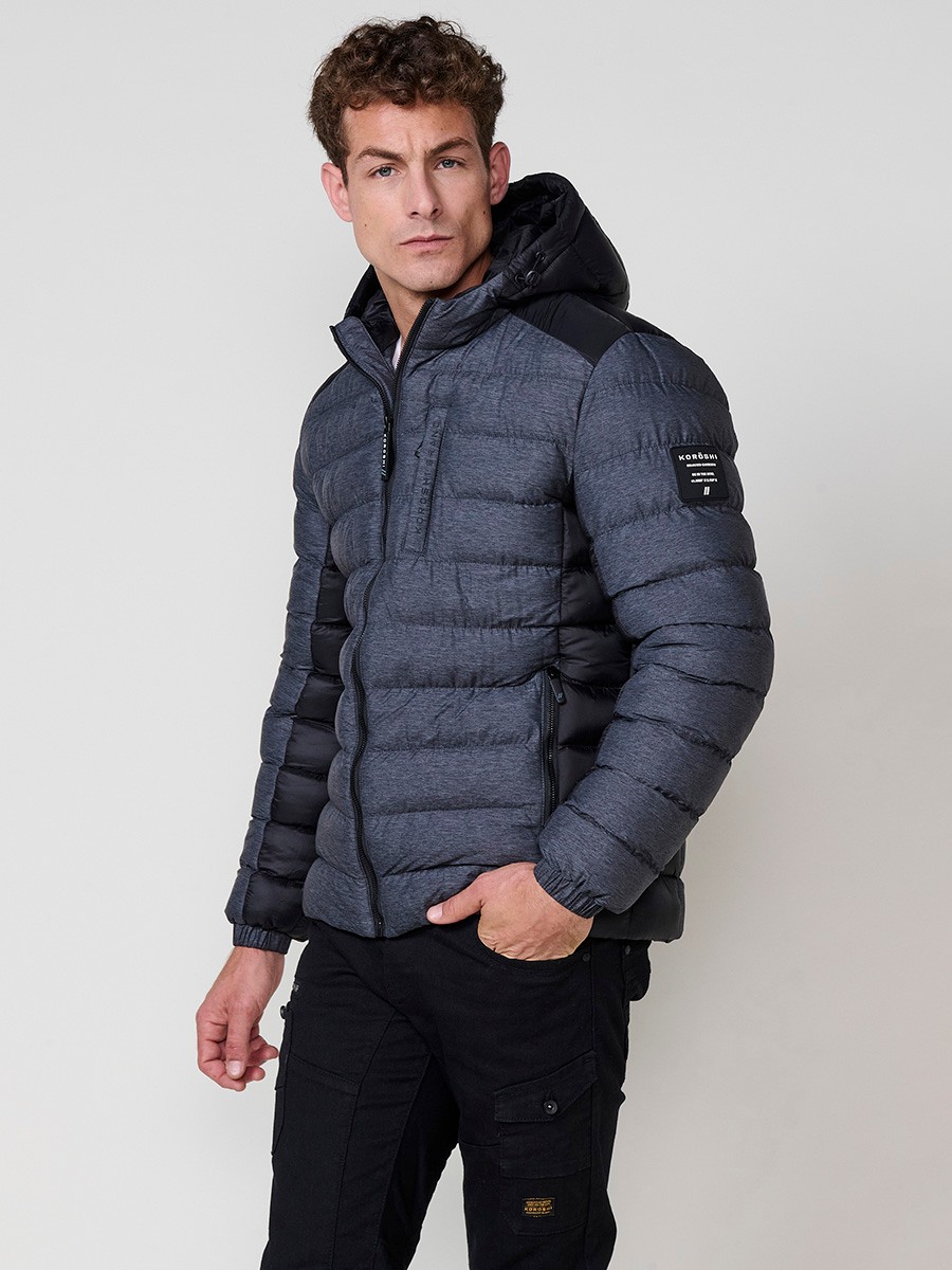Gesteppte graue Herrenjacke mit hohem Kragen, Kapuze, Reißverschluss und Taschen. Aus 100 % Polyester, warm und strapazierfähig.