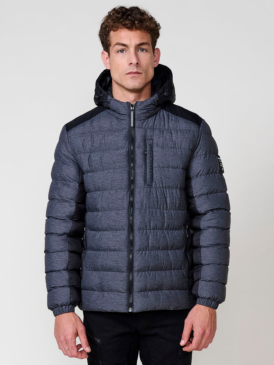 Gesteppte graue Herrenjacke mit hohem Kragen, Kapuze, Reißverschluss und Taschen. Aus 100 % Polyester, warm und strapazierfähig.