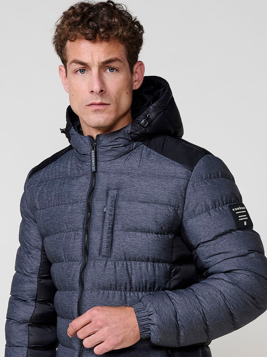 Gesteppte graue Herrenjacke mit hohem Kragen, Kapuze, Reißverschluss und Taschen. Aus 100 % Polyester, warm und strapazierfähig.