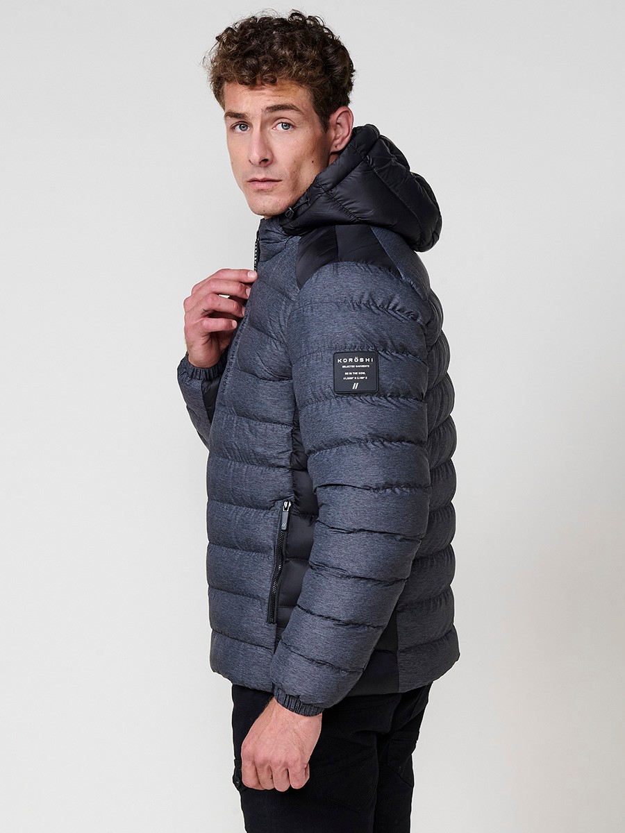 Gesteppte graue Herrenjacke mit hohem Kragen, Kapuze, Reißverschluss und Taschen. Aus 100 % Polyester, warm und strapazierfähig.
