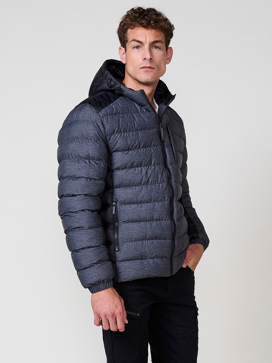 Gesteppte graue Herrenjacke mit hohem Kragen, Kapuze, Reißverschluss und Taschen. Aus 100 % Polyester, warm und strapazierfähig.