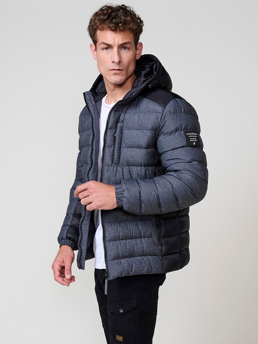 Gesteppte graue Herrenjacke mit hohem Kragen, Kapuze, Reißverschluss und Taschen. Aus 100 % Polyester, warm und strapazierfähig.