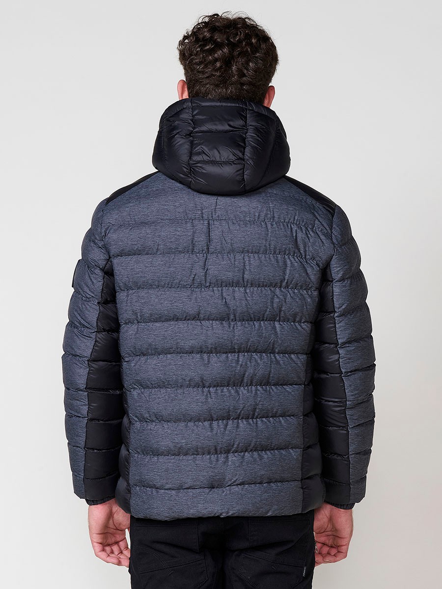 Gesteppte graue Herrenjacke mit hohem Kragen, Kapuze, Reißverschluss und Taschen. Aus 100 % Polyester, warm und strapazierfähig.
