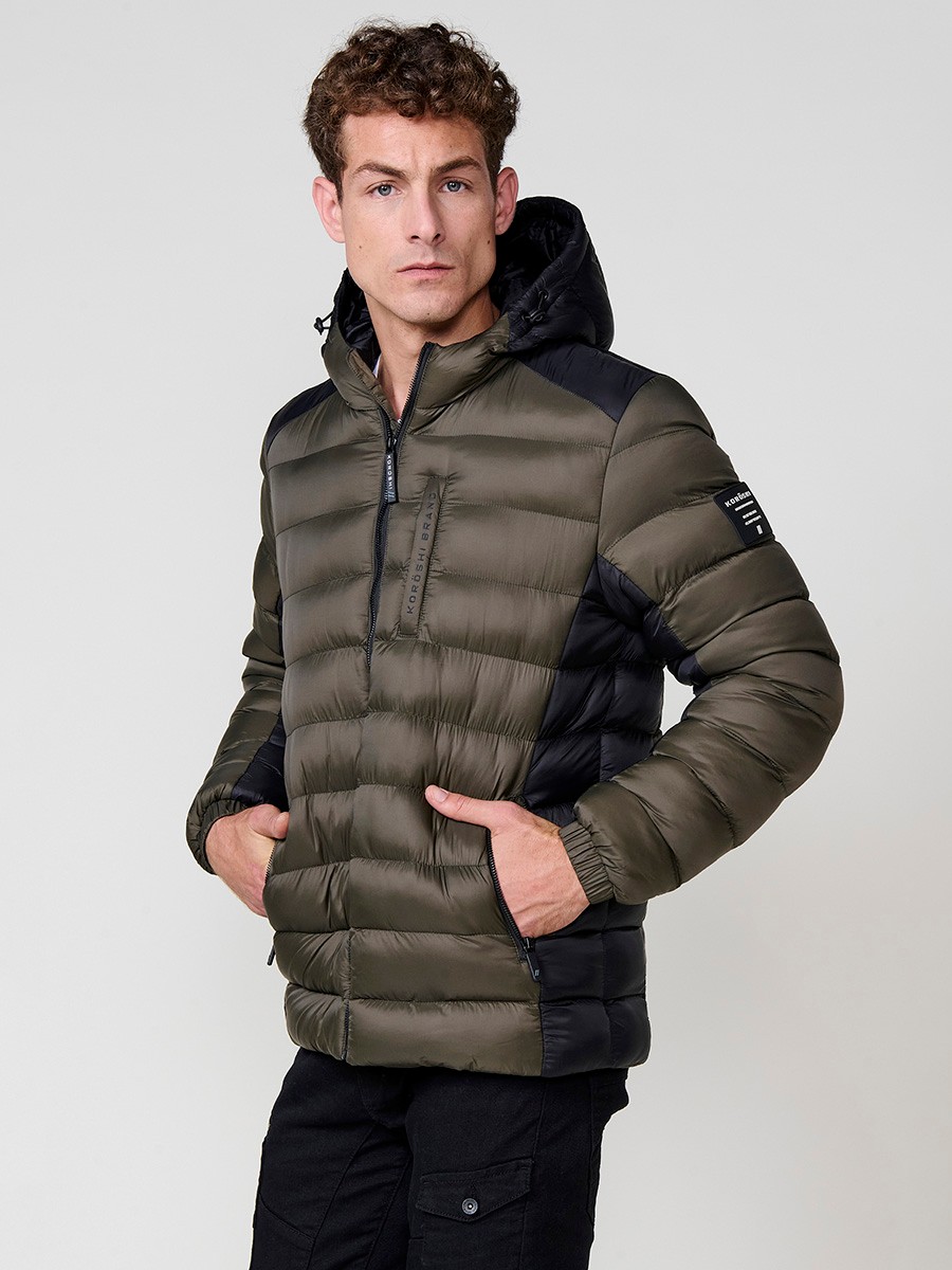 Gesteppte Herrenjacke in Khaki mit hohem Kragen, Kapuze, Reißverschluss und Taschen. Aus 100 % Polyester, warm und strapazierfähig.
