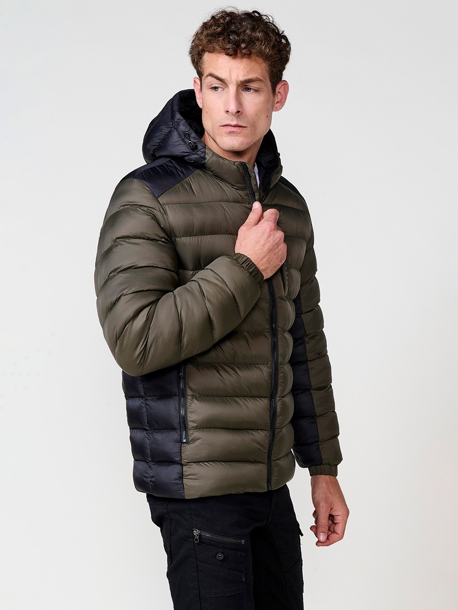 Gesteppte Herrenjacke in Khaki mit hohem Kragen, Kapuze, Reißverschluss und Taschen. Aus 100 % Polyester, warm und strapazierfähig.