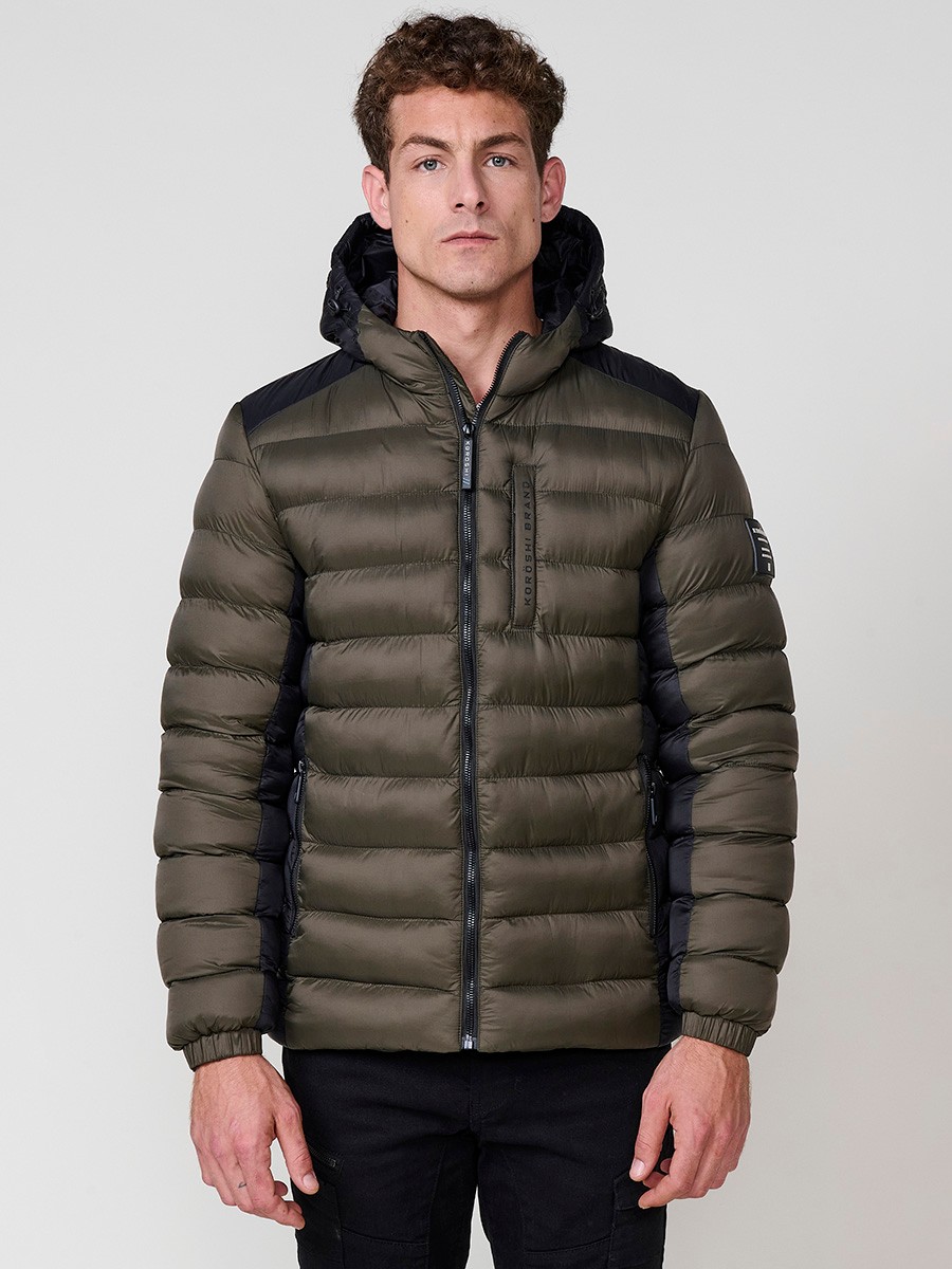 Gesteppte Herrenjacke in Khaki mit hohem Kragen, Kapuze, Reißverschluss und Taschen. Aus 100 % Polyester, warm und strapazierfähig.
