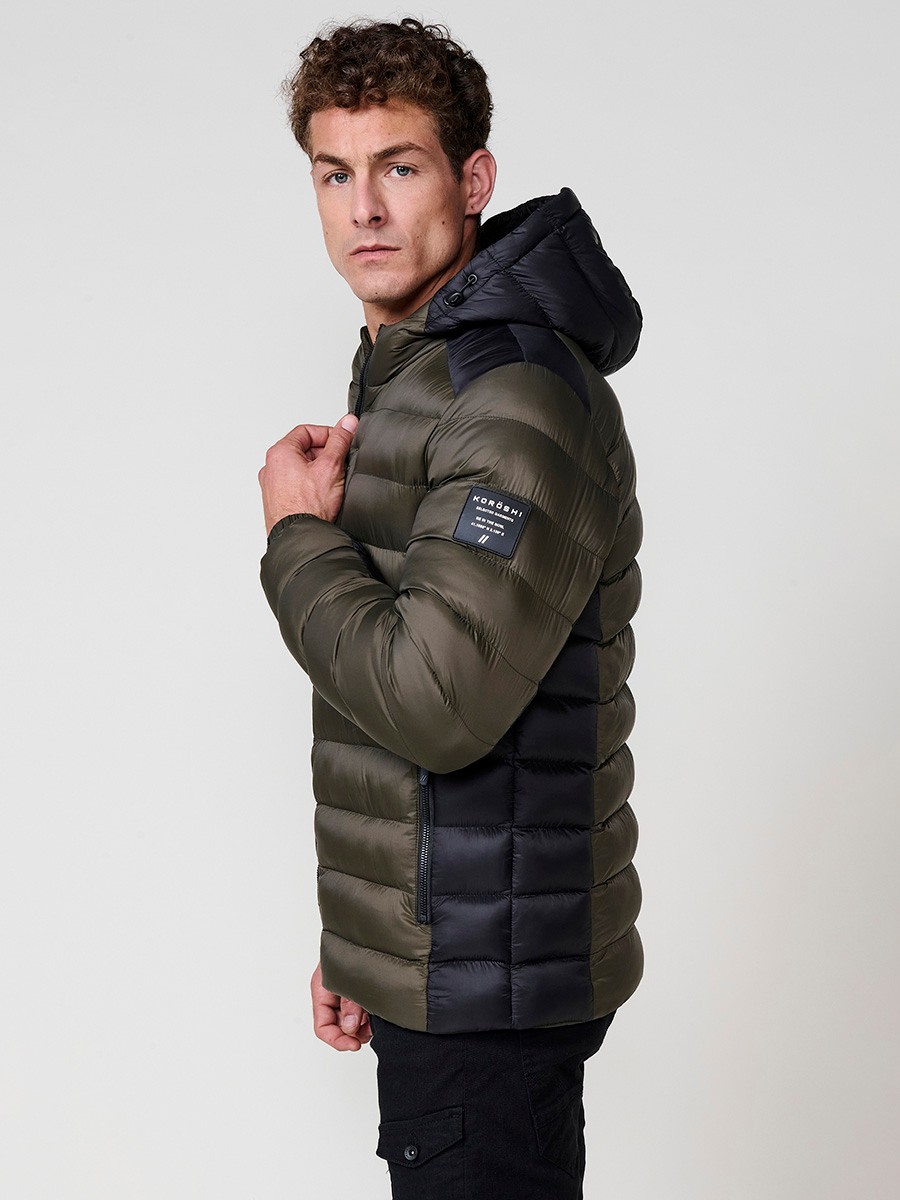Gesteppte Herrenjacke in Khaki mit hohem Kragen, Kapuze, Reißverschluss und Taschen. Aus 100 % Polyester, warm und strapazierfähig.