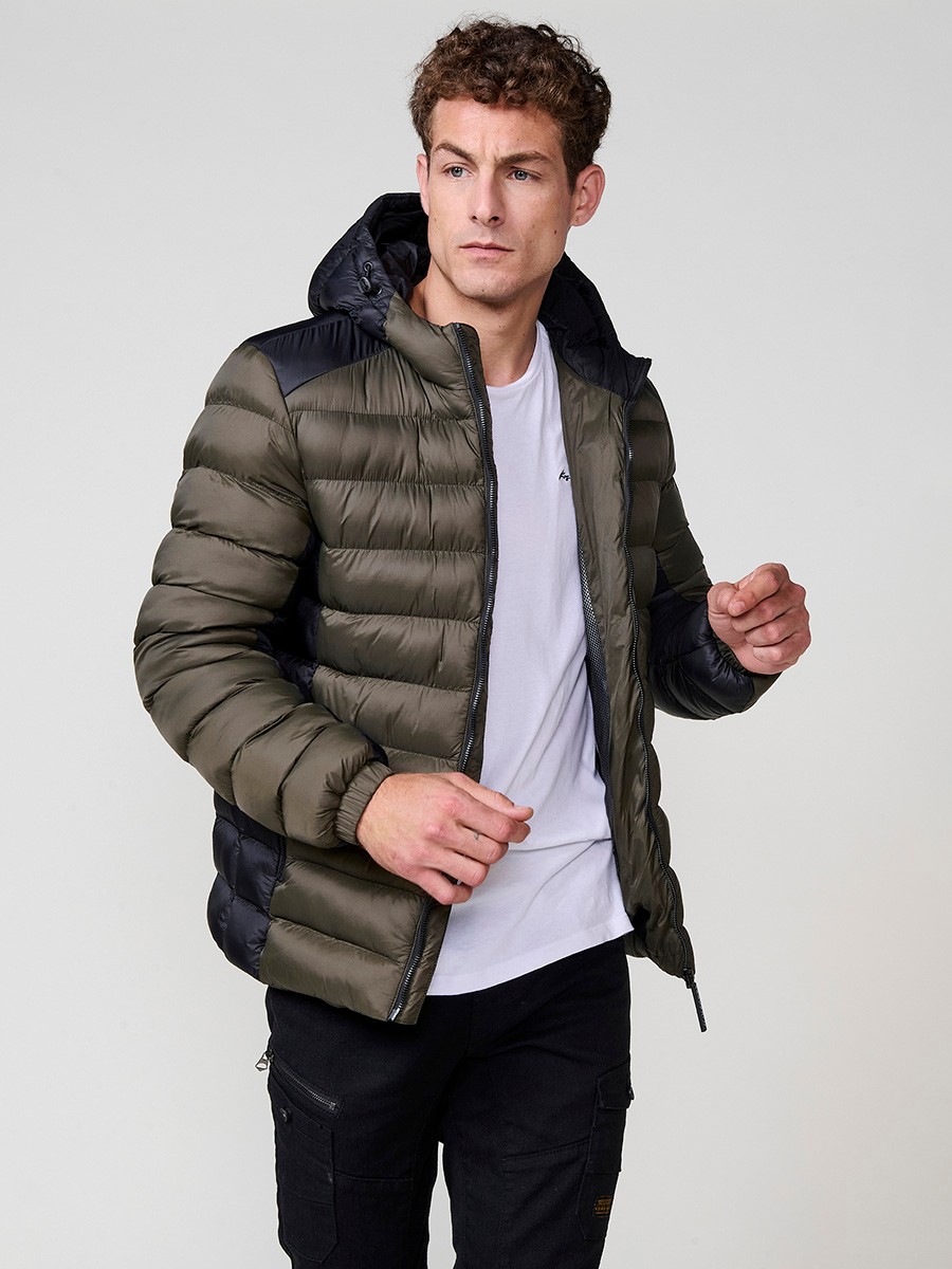 Gesteppte Herrenjacke in Khaki mit hohem Kragen, Kapuze, Reißverschluss und Taschen. Aus 100 % Polyester, warm und strapazierfähig.