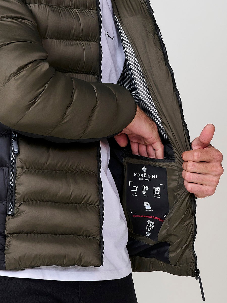 Gesteppte Herrenjacke in Khaki mit hohem Kragen, Kapuze, Reißverschluss und Taschen. Aus 100 % Polyester, warm und strapazierfähig.