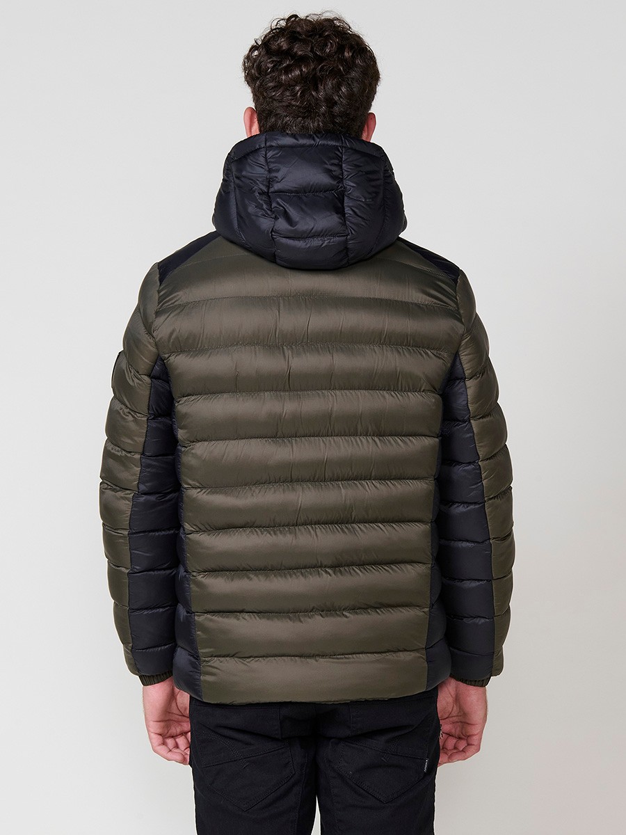 Gesteppte Herrenjacke in Khaki mit hohem Kragen, Kapuze, Reißverschluss und Taschen. Aus 100 % Polyester, warm und strapazierfähig.
