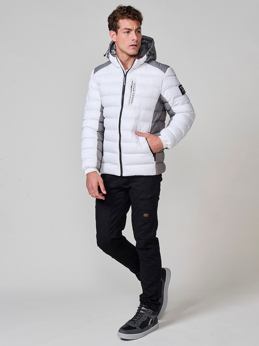 Gesteppte ecrufarbene Herrenjacke mit hohem Kragen, Kapuze, Reißverschluss und Taschen. Aus 100 % Polyester, warm und strapazierfähig.