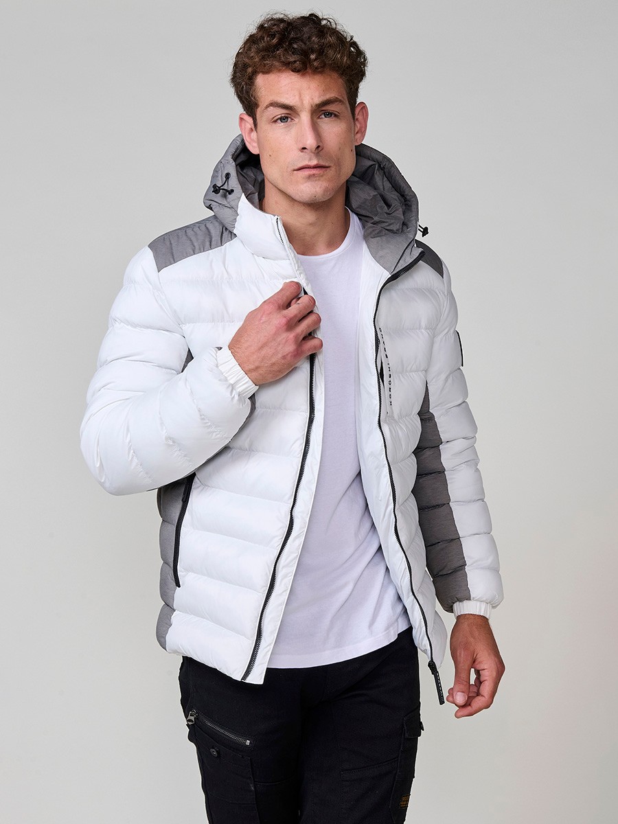 Gesteppte ecrufarbene Herrenjacke mit hohem Kragen, Kapuze, Reißverschluss und Taschen. Aus 100 % Polyester, warm und strapazierfähig.