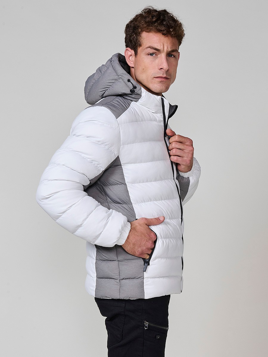 Gesteppte ecrufarbene Herrenjacke mit hohem Kragen, Kapuze, Reißverschluss und Taschen. Aus 100 % Polyester, warm und strapazierfähig.