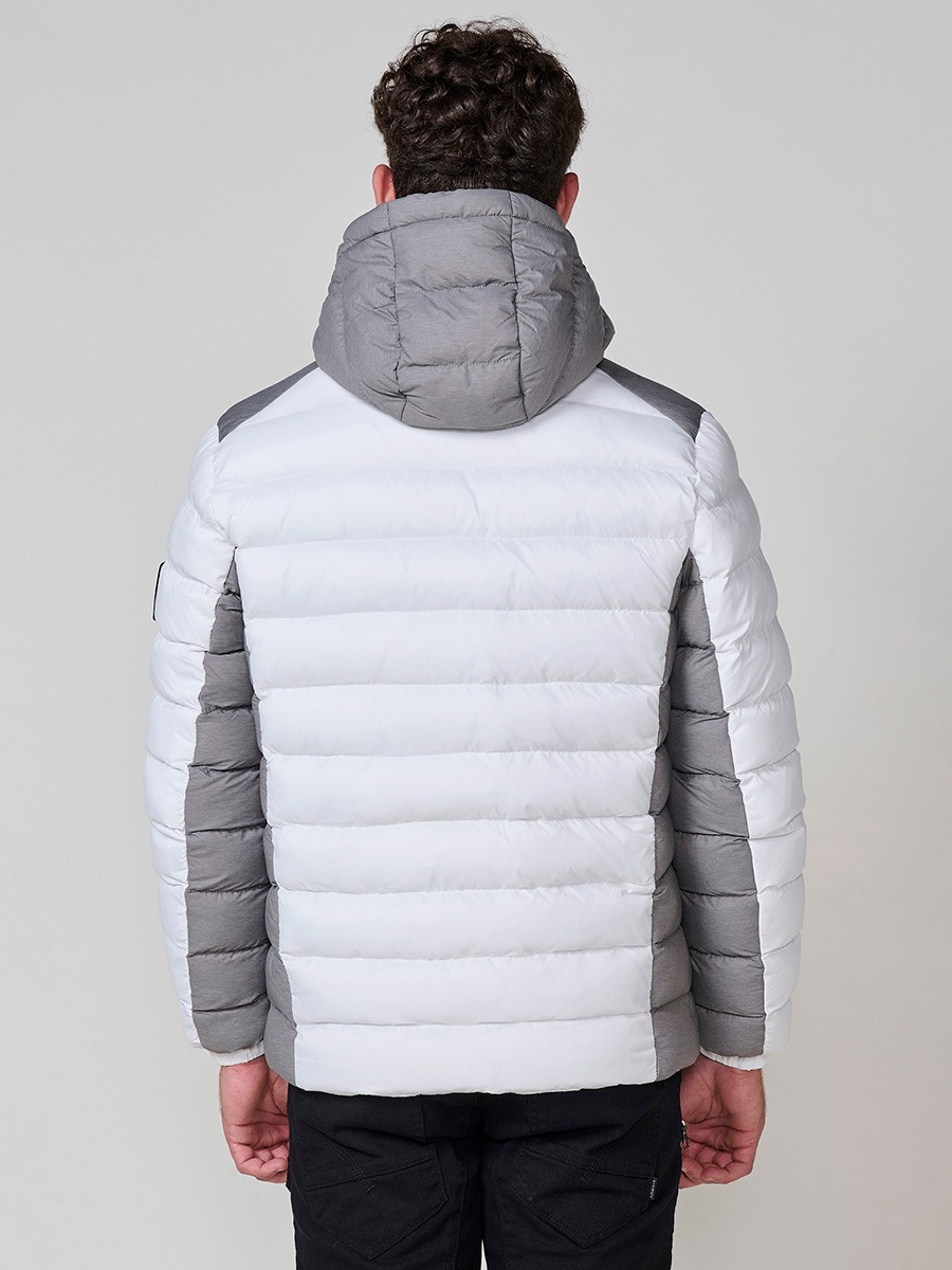 Gesteppte ecrufarbene Herrenjacke mit hohem Kragen, Kapuze, Reißverschluss und Taschen. Aus 100 % Polyester, warm und strapazierfähig.