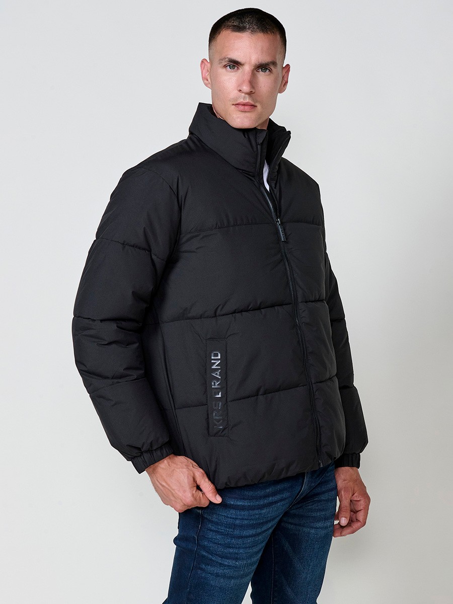 Gesteppte schwarze Herrenjacke mit hohem Kragen, Reißverschluss und Taschen. Aus 100 % Polyester, warm und strapazierfähig.