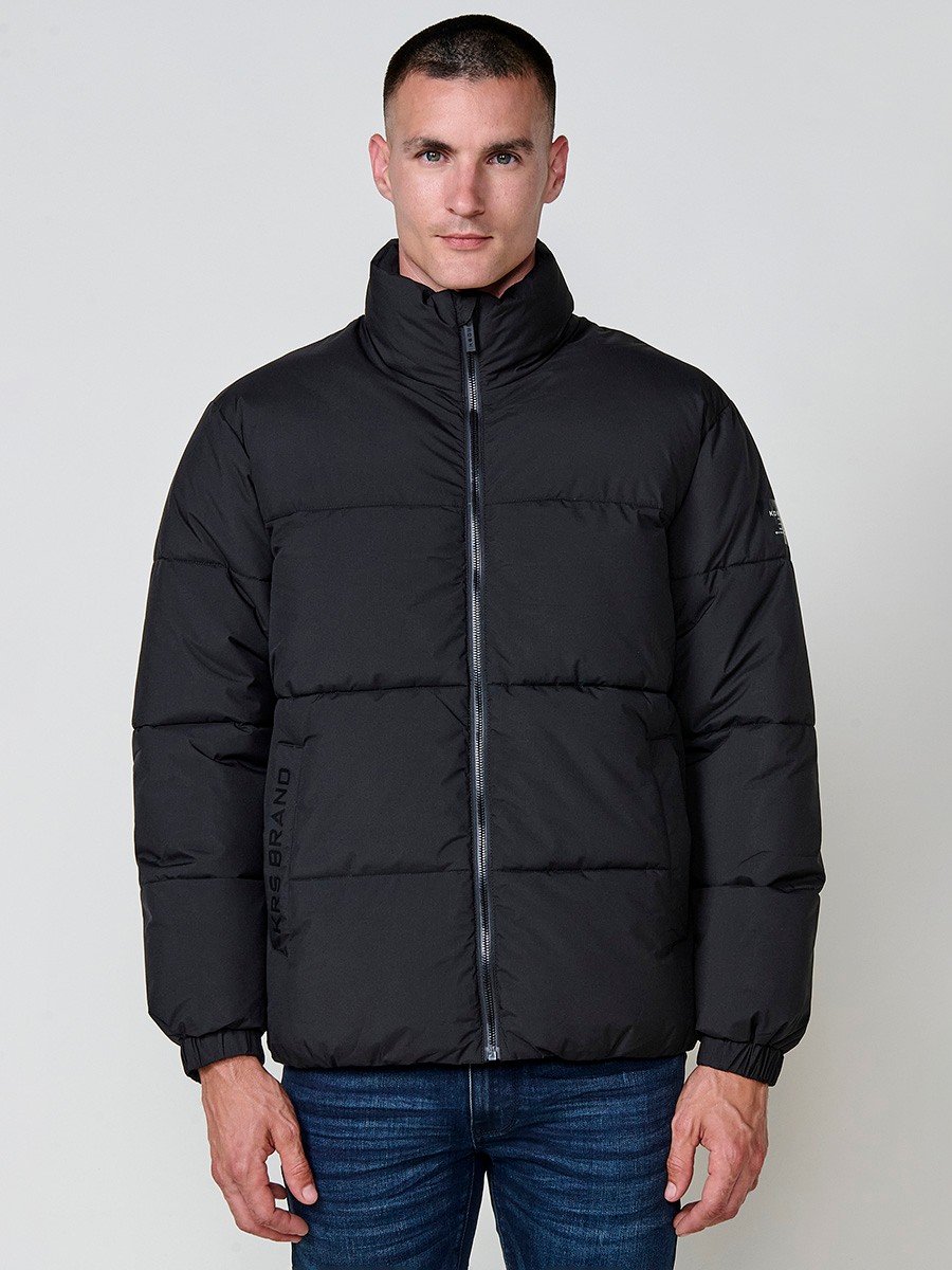 Gesteppte schwarze Herrenjacke mit hohem Kragen, Reißverschluss und Taschen. Aus 100 % Polyester, warm und strapazierfähig.