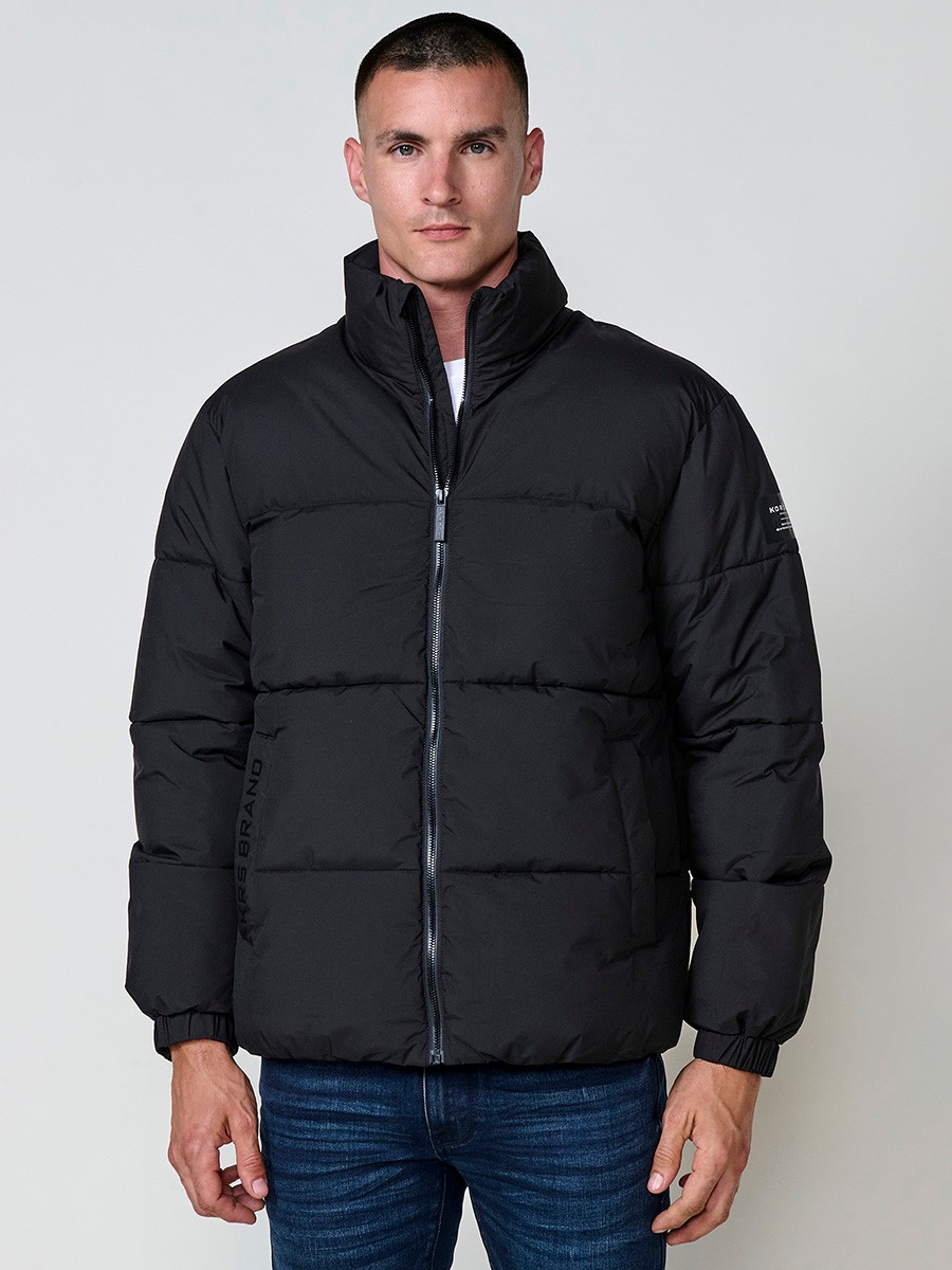 Gesteppte schwarze Herrenjacke mit hohem Kragen, Reißverschluss und Taschen. Aus 100 % Polyester, warm und strapazierfähig.