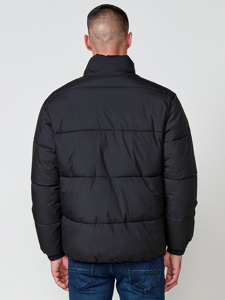 Gesteppte schwarze Herrenjacke mit hohem Kragen, Reißverschluss und Taschen. Aus 100 % Polyester, warm und strapazierfähig.