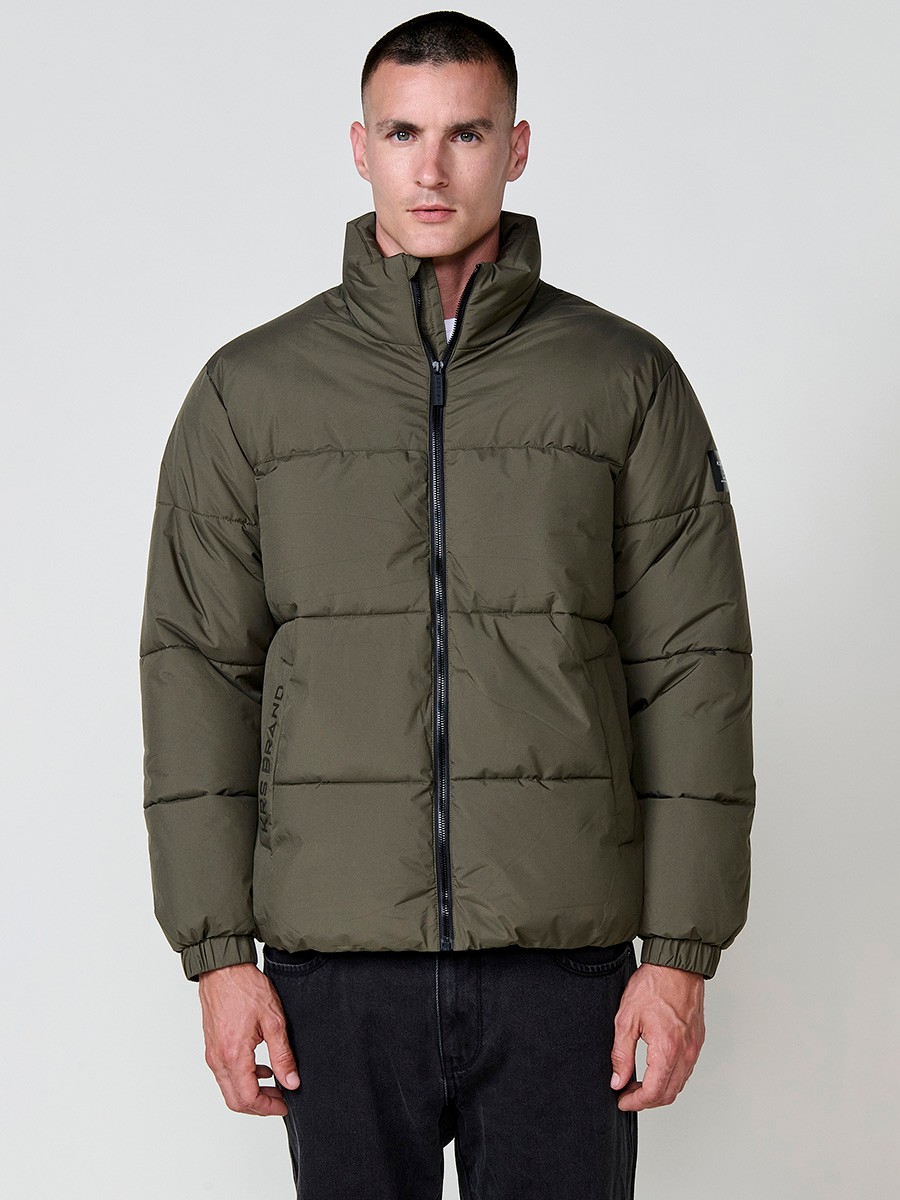 Gesteppte khakifarbene Herrenjacke mit hohem Kragen, Reißverschluss und Taschen. Aus 100 % Polyester, warm und strapazierfähig.