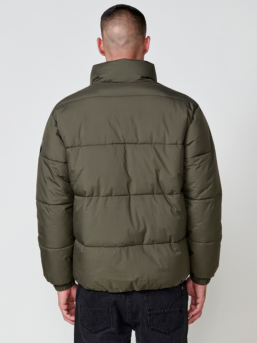 Gesteppte khakifarbene Herrenjacke mit hohem Kragen, Reißverschluss und Taschen. Aus 100 % Polyester, warm und strapazierfähig.