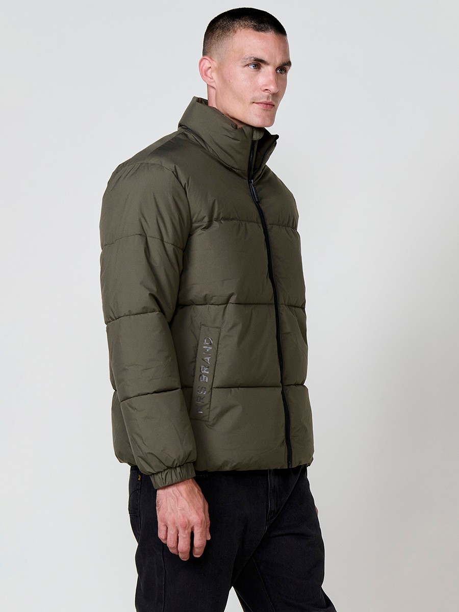 Gesteppte khakifarbene Herrenjacke mit hohem Kragen, Reißverschluss und Taschen. Aus 100 % Polyester, warm und strapazierfähig.