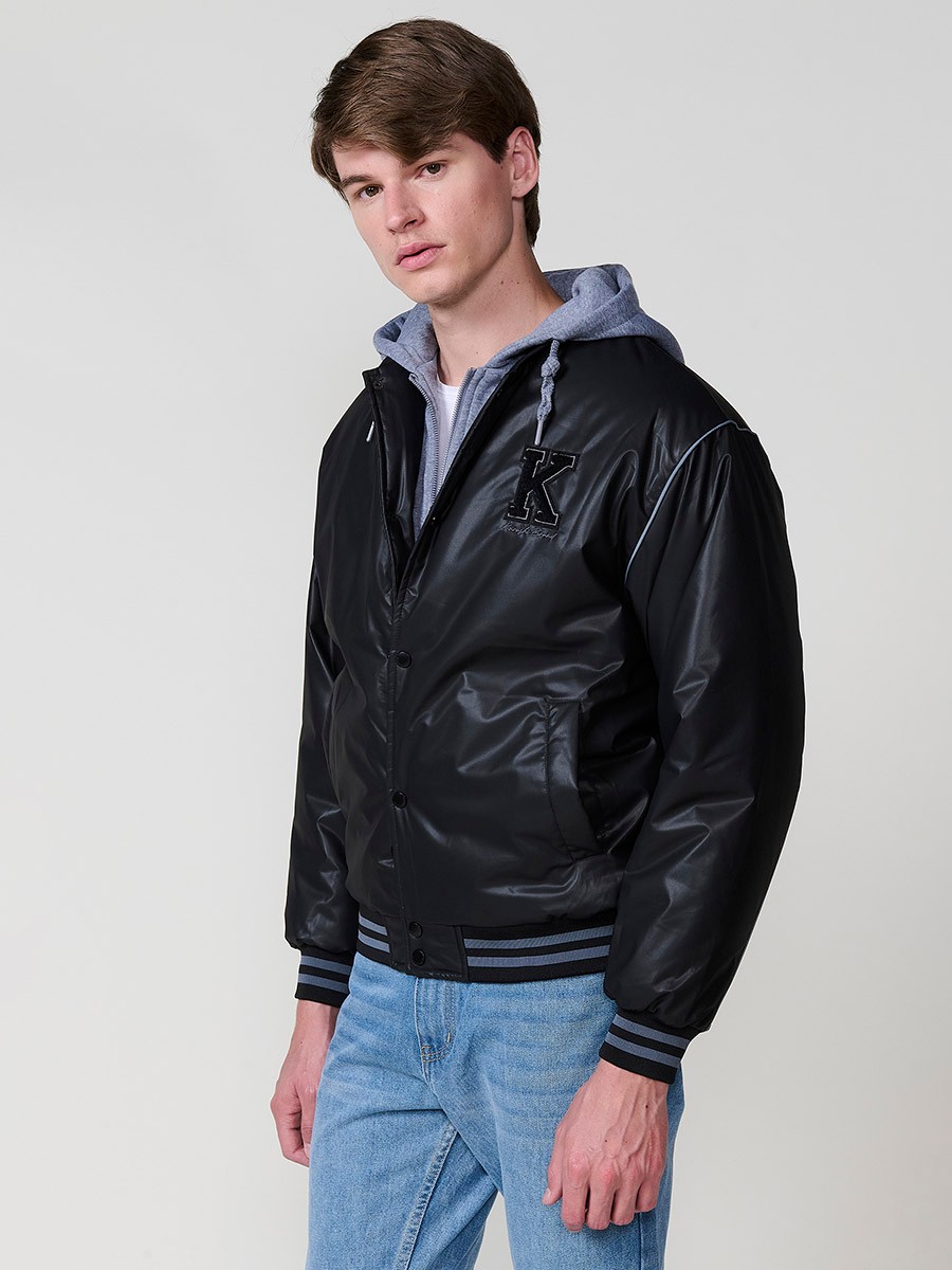 Cazadora acolchada negra de hombre con capucha desmontable, cremallera y botones a presión. Confeccionada en 100% poliéster con recubrimiento de poliuretano.