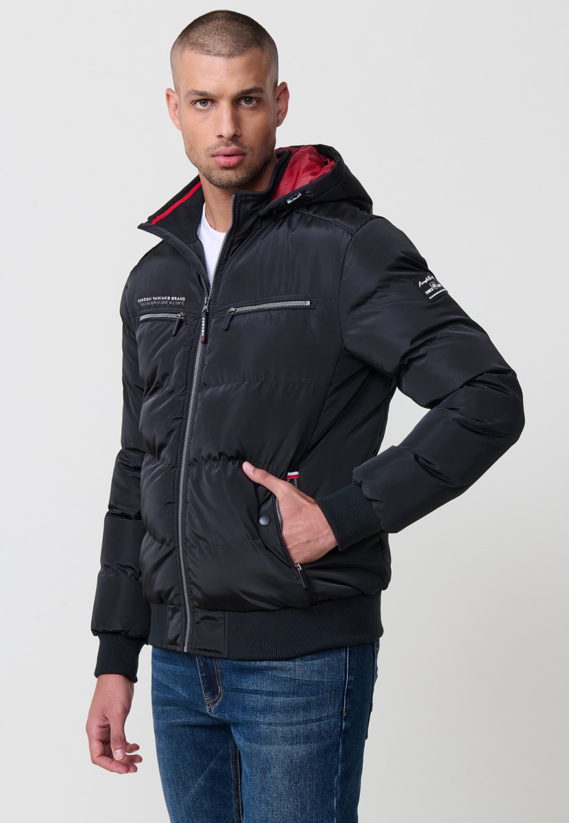 Schwarze Herren-Steppjacke mit Kapuze, hohem Kragen und Taschen. Frontreißverschluss. 100 % Polyester, warm, leicht und vielseitig.
