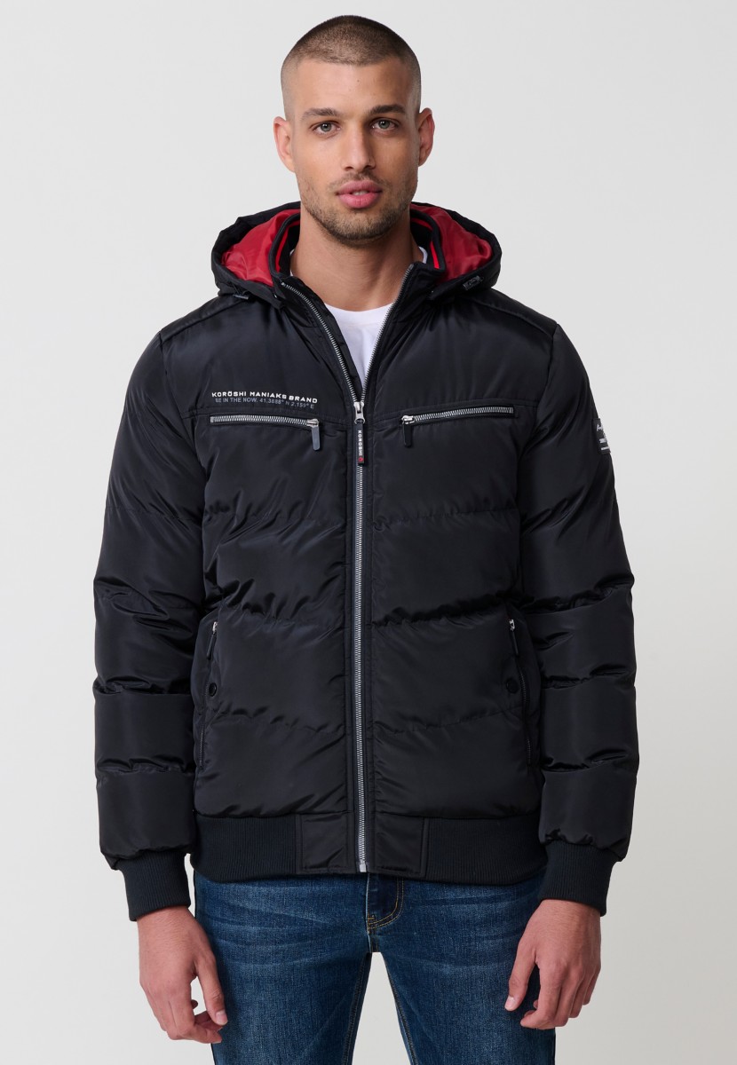 Schwarze Herren-Steppjacke mit Kapuze, hohem Kragen und Taschen. Frontreißverschluss. 100 % Polyester, warm, leicht und vielseitig.