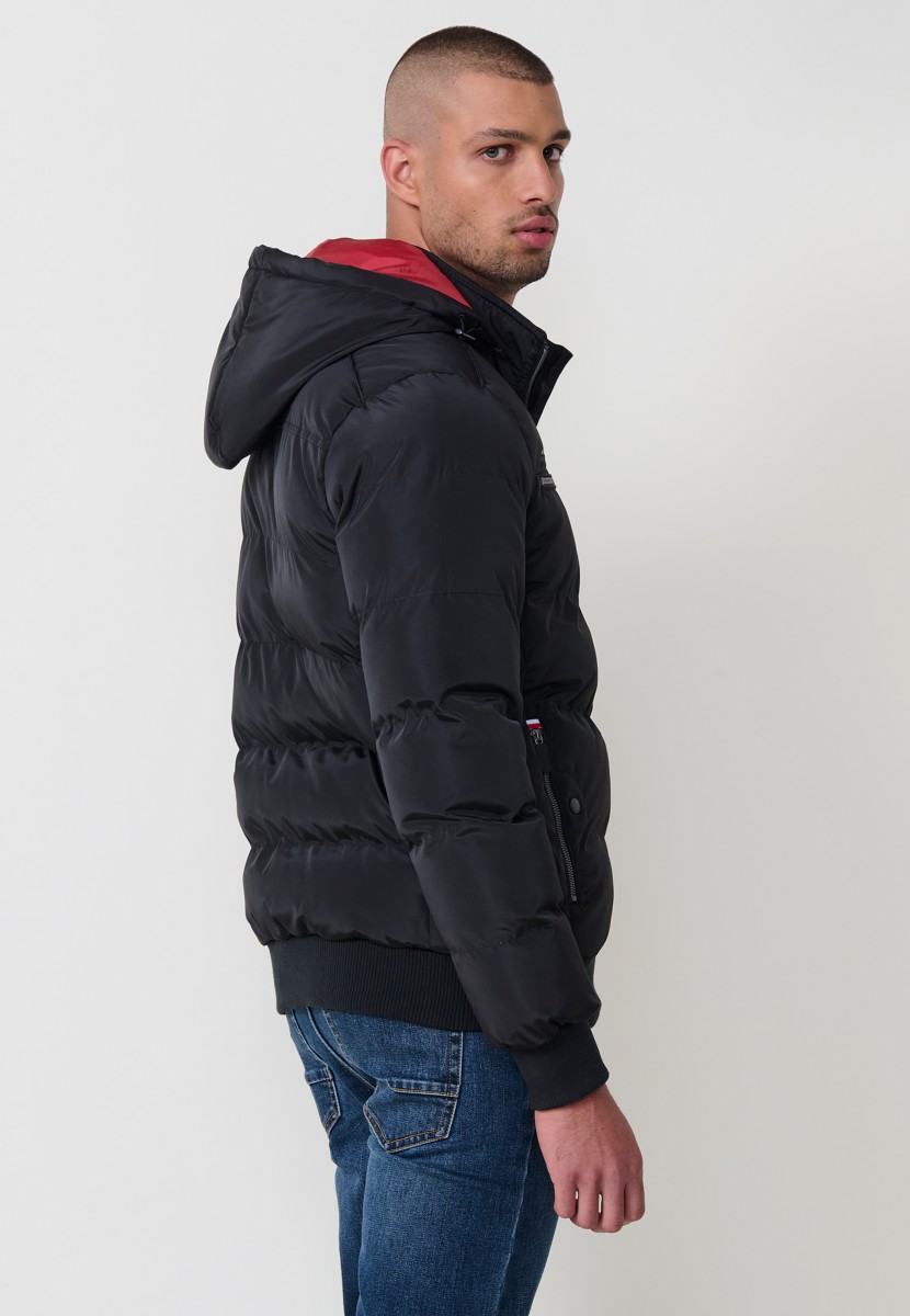 Schwarze Herren-Steppjacke mit Kapuze, hohem Kragen und Taschen. Frontreißverschluss. 100 % Polyester, warm, leicht und vielseitig.