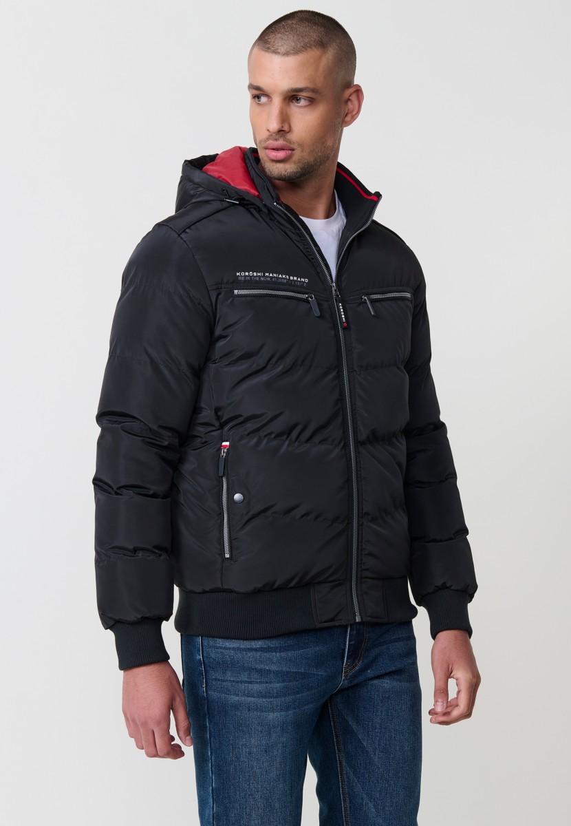 Schwarze Herren-Steppjacke mit Kapuze, hohem Kragen und Taschen. Frontreißverschluss. 100 % Polyester, warm, leicht und vielseitig.