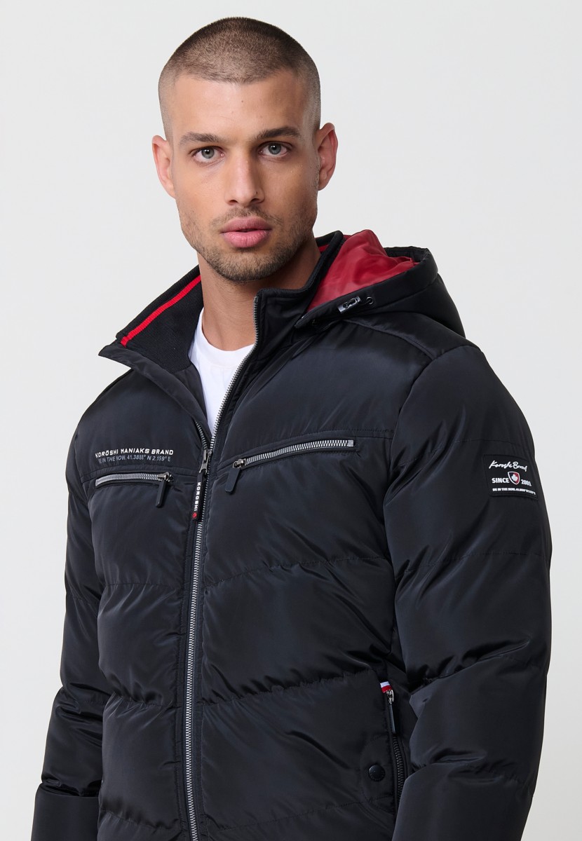 Schwarze Herren-Steppjacke mit Kapuze, hohem Kragen und Taschen. Frontreißverschluss. 100 % Polyester, warm, leicht und vielseitig.