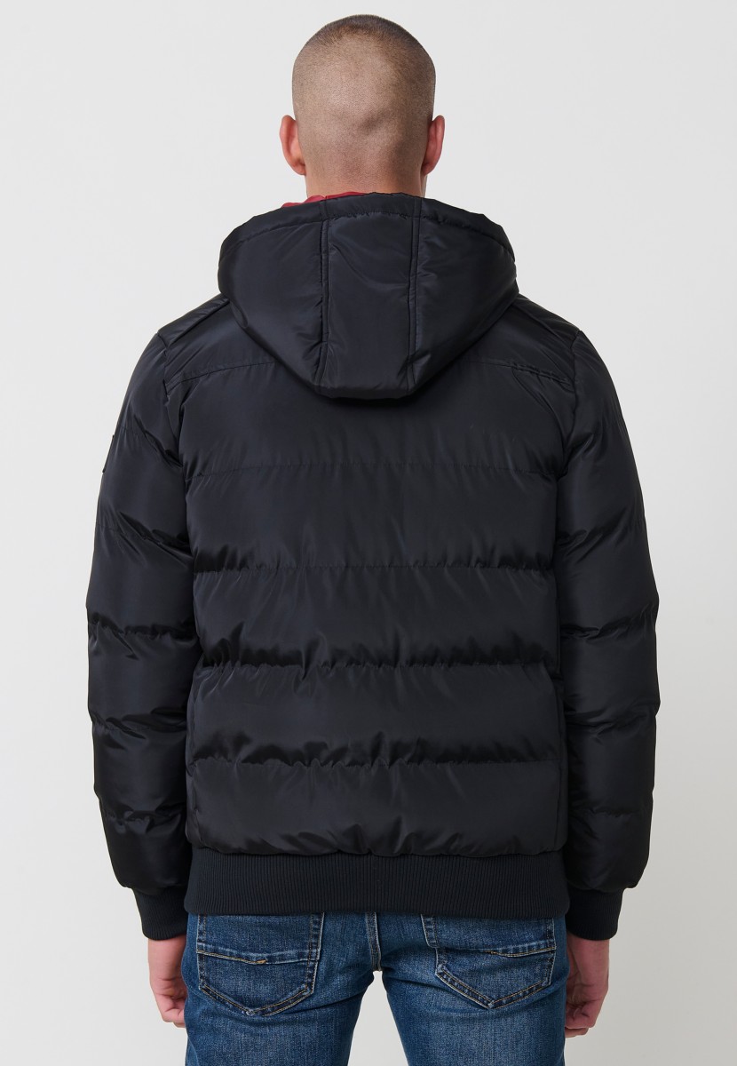 Schwarze Herren-Steppjacke mit Kapuze, hohem Kragen und Taschen. Frontreißverschluss. 100 % Polyester, warm, leicht und vielseitig.