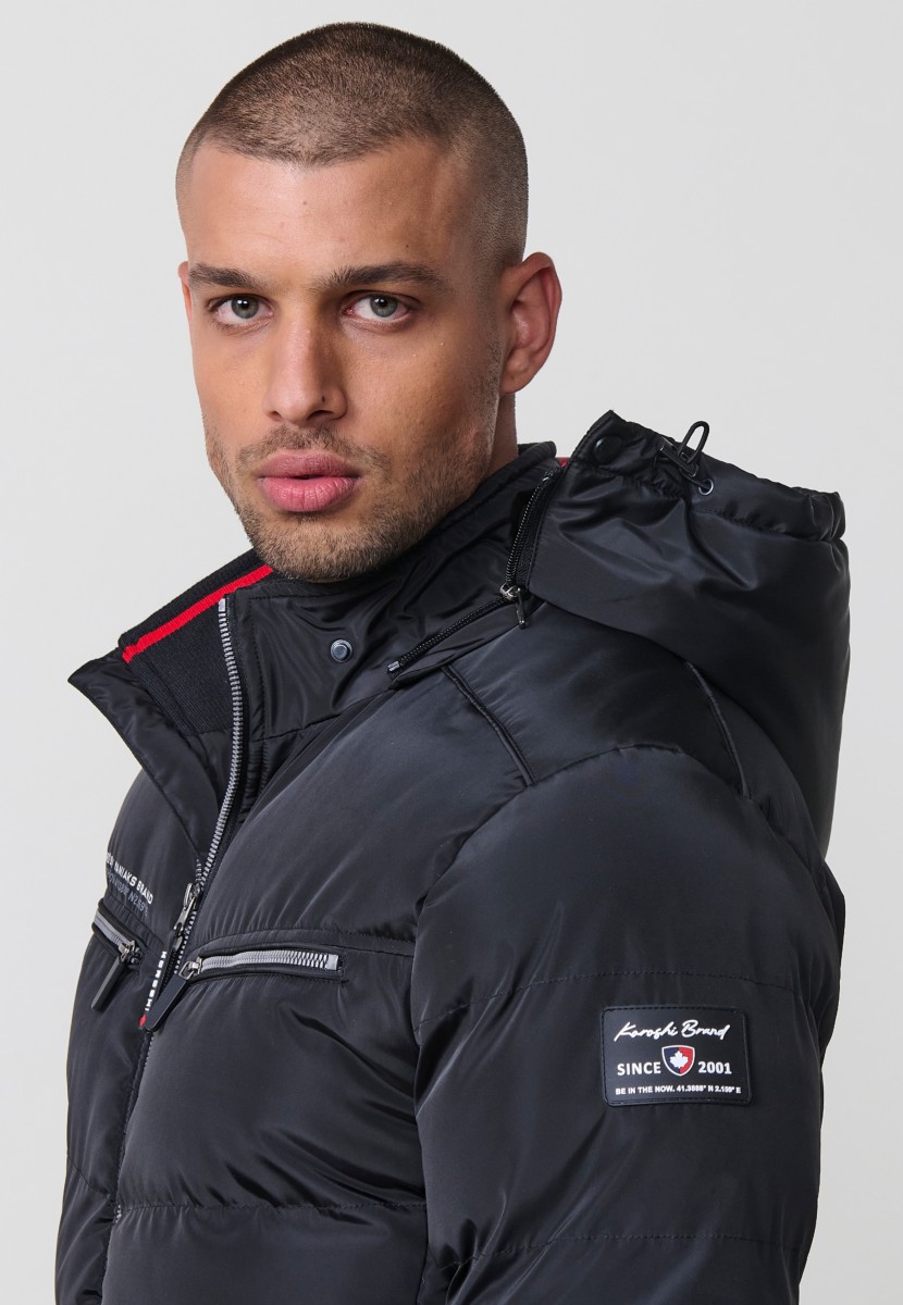 Schwarze Herren-Steppjacke mit Kapuze, hohem Kragen und Taschen. Frontreißverschluss. 100 % Polyester, warm, leicht und vielseitig.