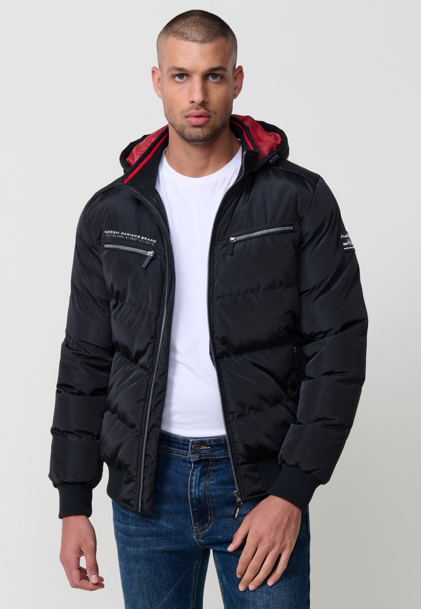 Schwarze Herren-Steppjacke mit Kapuze, hohem Kragen und Taschen. Frontreißverschluss. 100 % Polyester, warm, leicht und vielseitig.