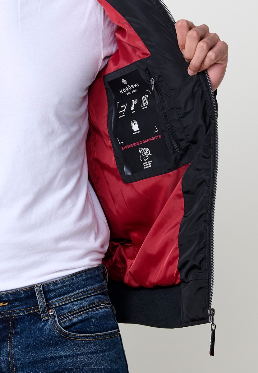 Schwarze Herren-Steppjacke mit Kapuze, hohem Kragen und Taschen. Frontreißverschluss. 100 % Polyester, warm, leicht und vielseitig.